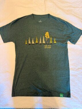 Excellent condition Wild Tribute "Dare to be Different" tshirt, unisex, Small
